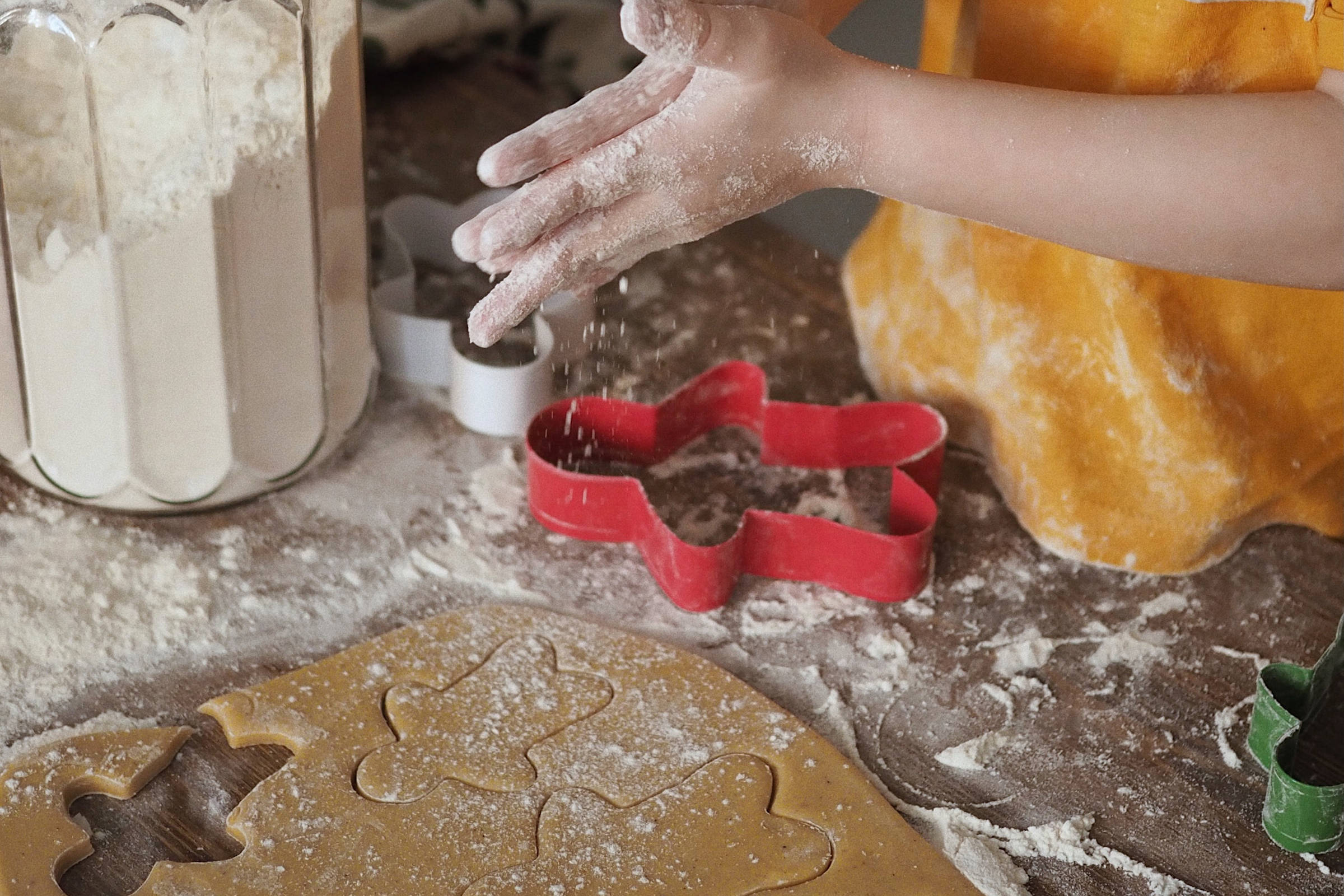 Making gingerbread cookies as gifts. Photo: Dari lli (Unsplash).